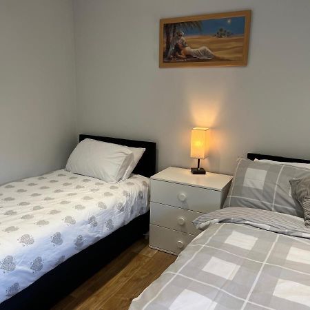 Mj Serviced Apartment Up To 6 Guest - Luxurious Living In West London Next To Tube Station & Central London Hanwell Exterior photo