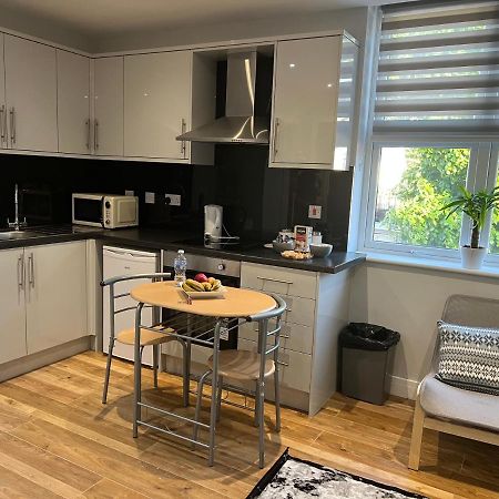 Mj Serviced Apartment Up To 6 Guest - Luxurious Living In West London Next To Tube Station & Central London Hanwell Exterior photo