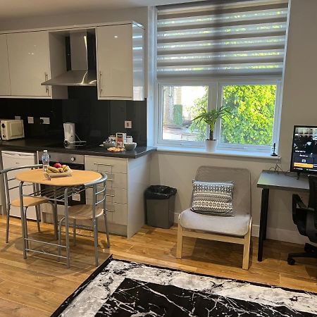 Mj Serviced Apartment Up To 6 Guest - Luxurious Living In West London Next To Tube Station & Central London Hanwell Exterior photo