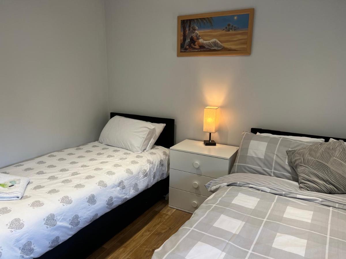 Mj Serviced Apartment Up To 6 Guest - Luxurious Living In West London Next To Tube Station & Central London Hanwell Exterior photo