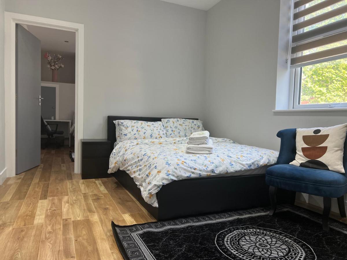 Mj Serviced Apartment Up To 6 Guest - Luxurious Living In West London Next To Tube Station & Central London Hanwell Exterior photo