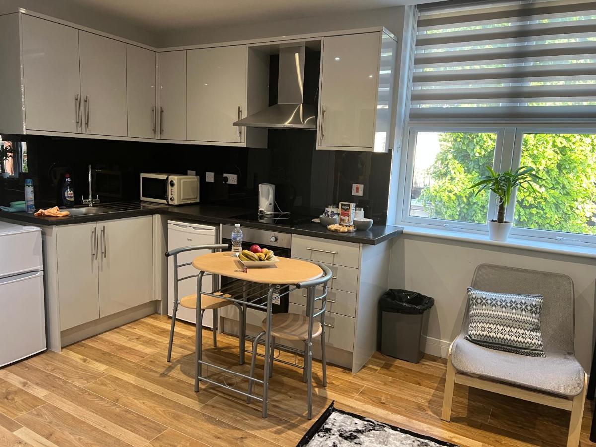 Mj Serviced Apartment Up To 6 Guest - Luxurious Living In West London Next To Tube Station & Central London Hanwell Exterior photo