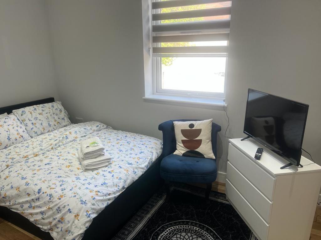 Mj Serviced Apartment Up To 6 Guest - Luxurious Living In West London Next To Tube Station & Central London Hanwell Exterior photo