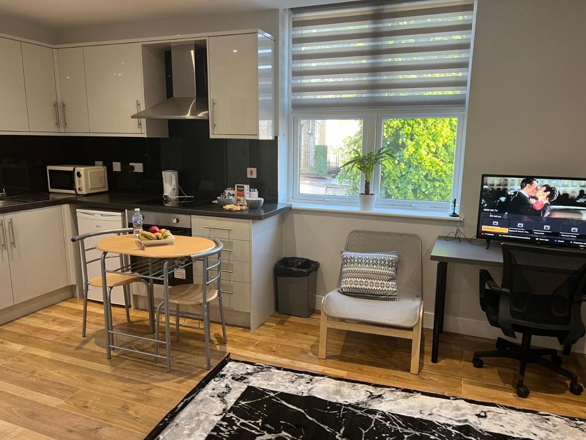 Mj Serviced Apartment Up To 6 Guest - Luxurious Living In West London Next To Tube Station & Central London Hanwell Exterior photo