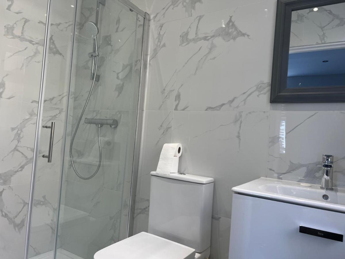 Mj Serviced Apartment Up To 6 Guest - Luxurious Living In West London Next To Tube Station & Central London Hanwell Exterior photo